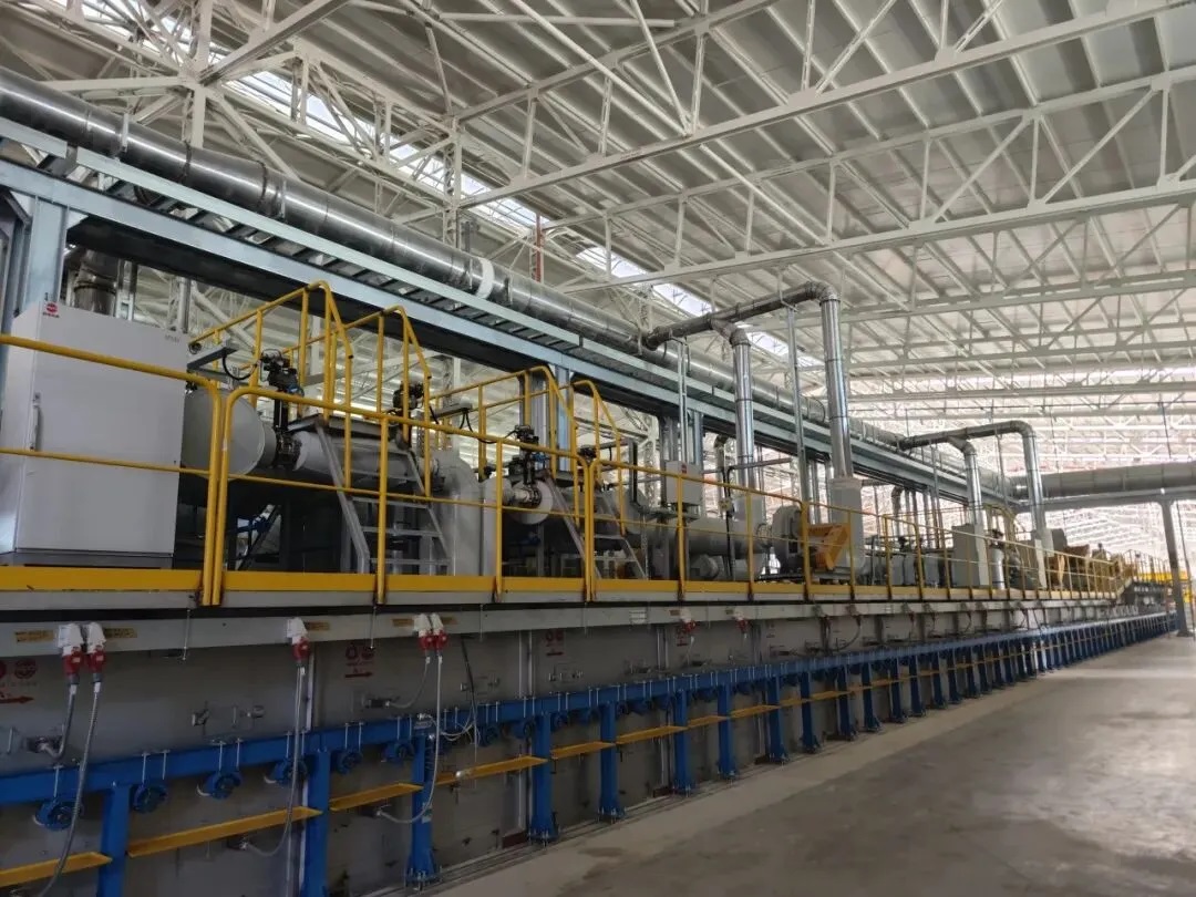 中国建材日熔化量800吨超白压延光伏玻璃生产线成功点火