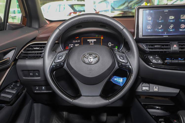 捷豹 F-PACE：豪华中型 SUV 的实力担当越野与性能双在线